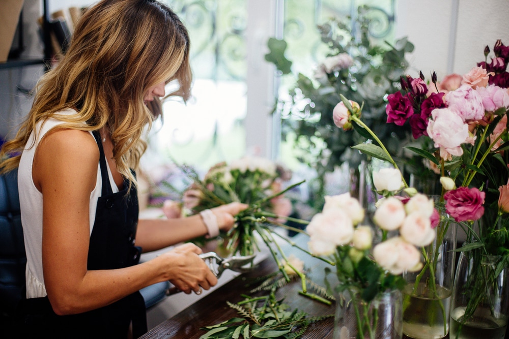 Florist,Makes,A,Bouquet.